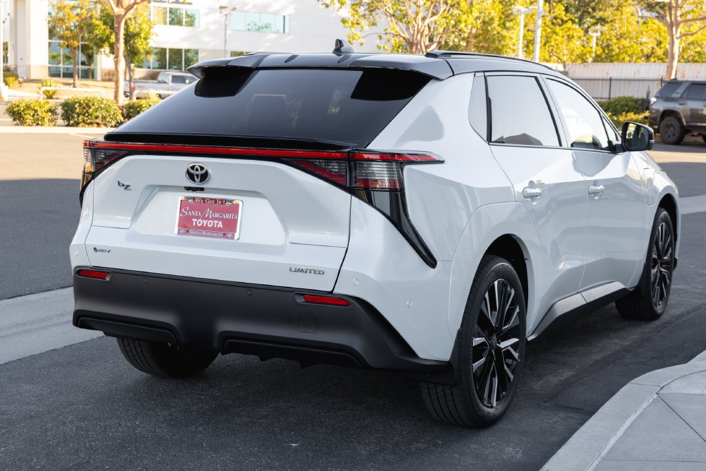 New 2027 Wind Chill Pearl with Midnight Black Metallic roof <sup>1</sup> Toyota  Limited image 5