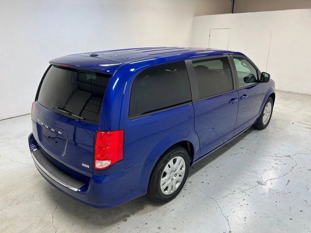 Used 2018 Blue Dodge SE image 3