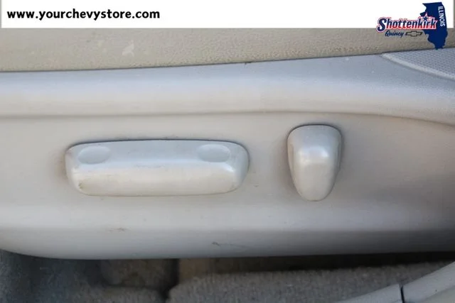 Used 2009 Silver Toyota LE image 11