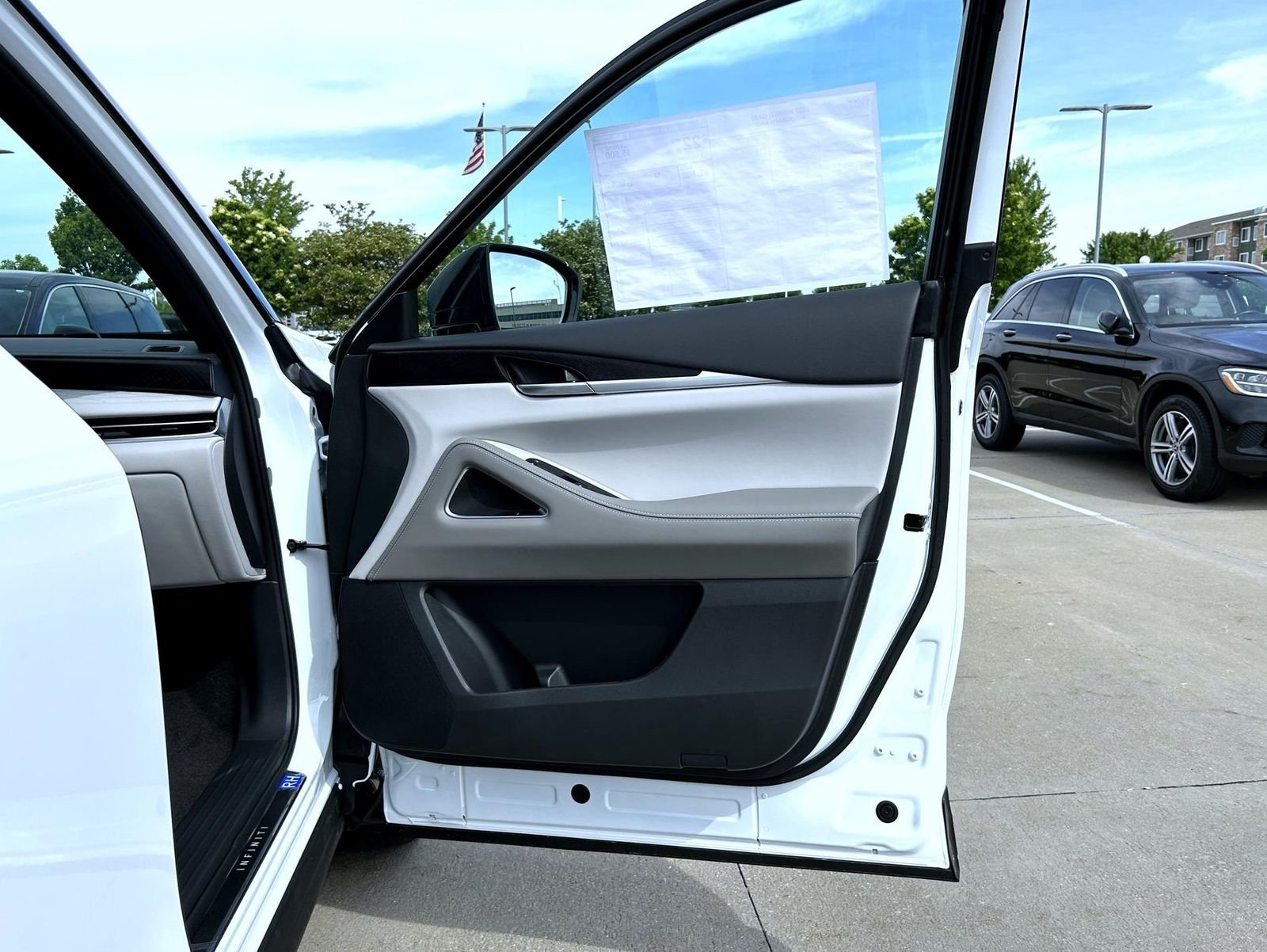 New 2027 2T RAD WHT INFINITI Autograph AWD image 16