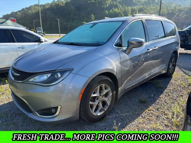 2020 Chrysler Pacifica Limited's photo