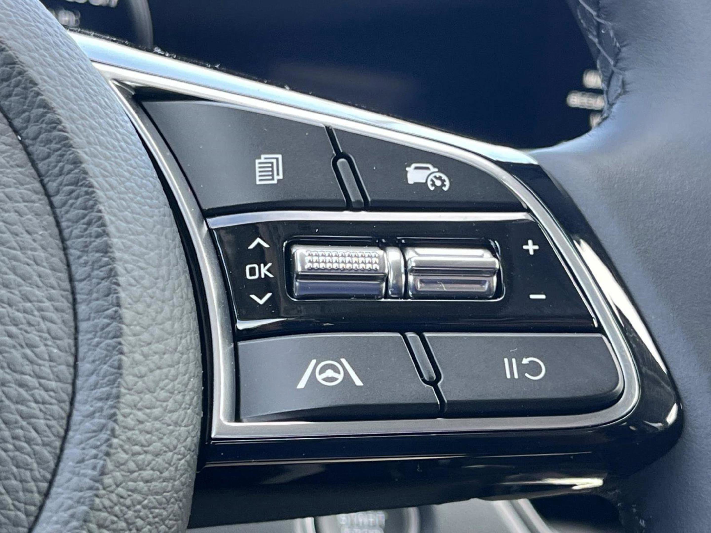 New 2026 Snow White Pearl Kia EX image 24
