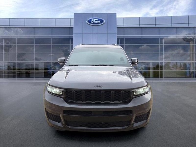 Used 2023 Metallic Jeep Altitude image 3