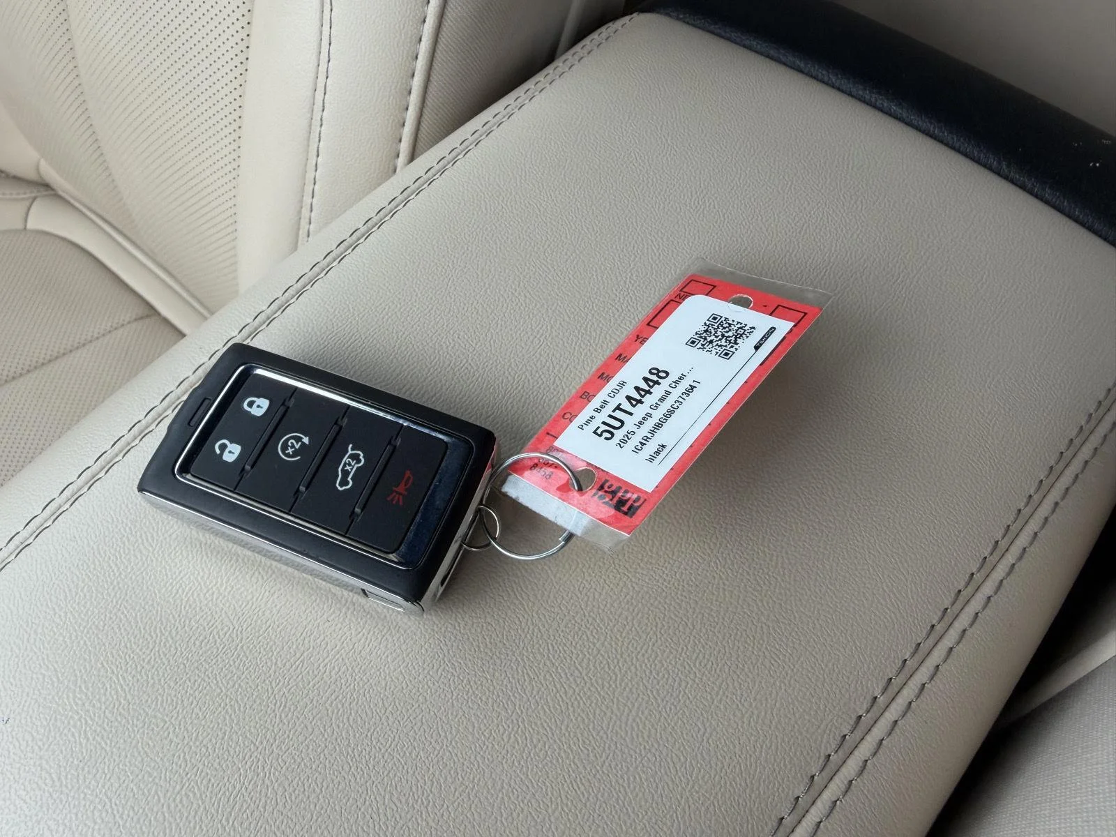 Used 2025 Diamond Black Crystal Pearlcoat Jeep Limited image 13