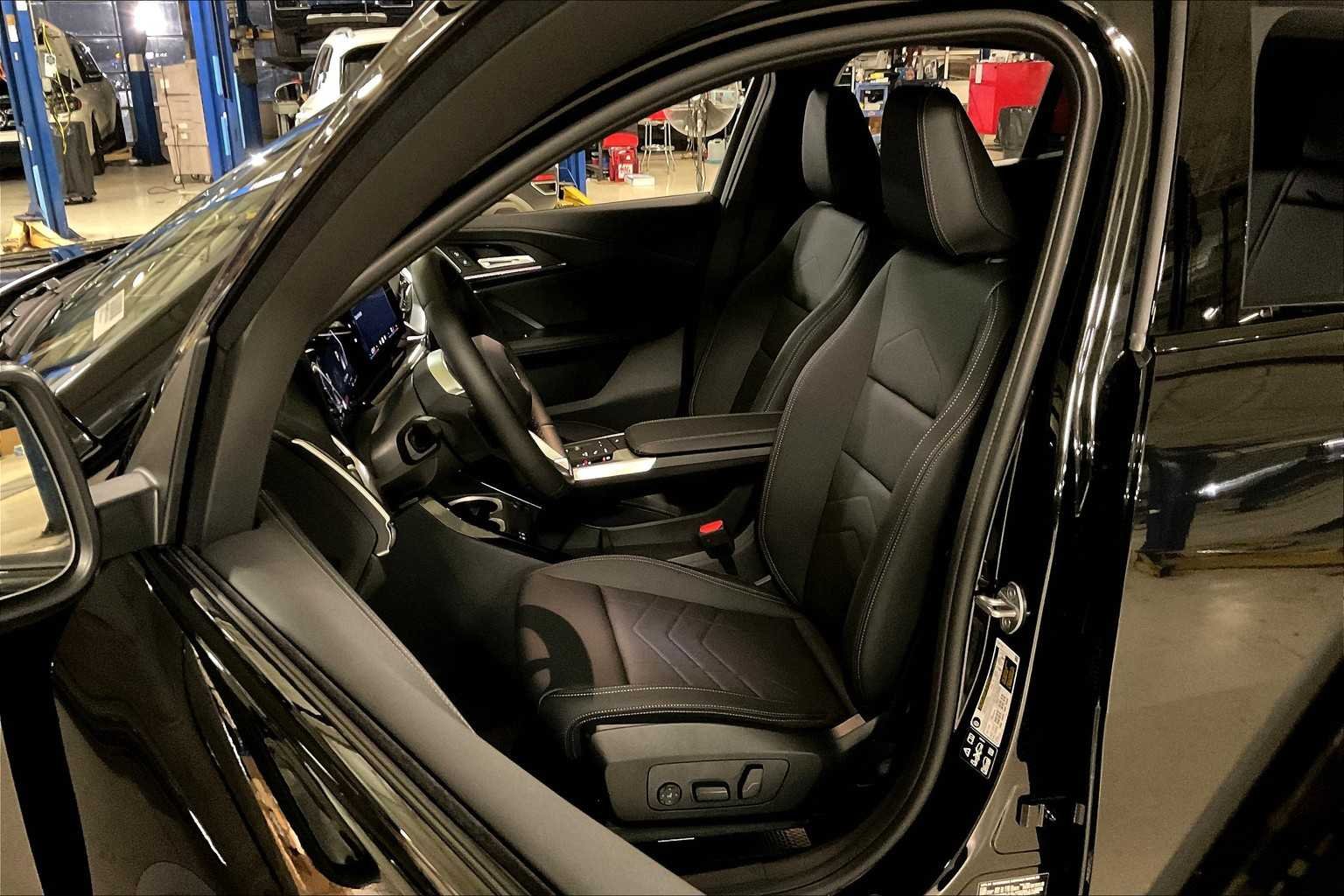 Used 2026 Black Sapphire Metallic BMW xDrive28i image 9