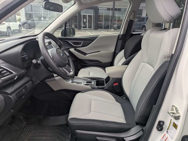 Used 2020 White Subaru Base image 17