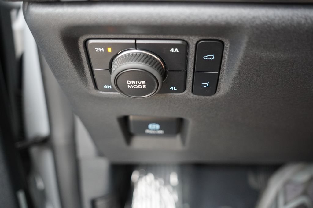 Used 2025 Silver Metallic Ford Platinum image 29
