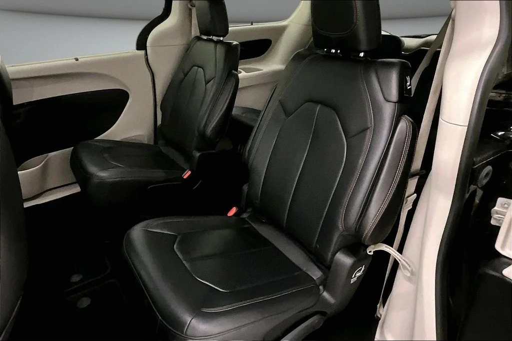 Used 2018 Red Chrysler Touring L image 22