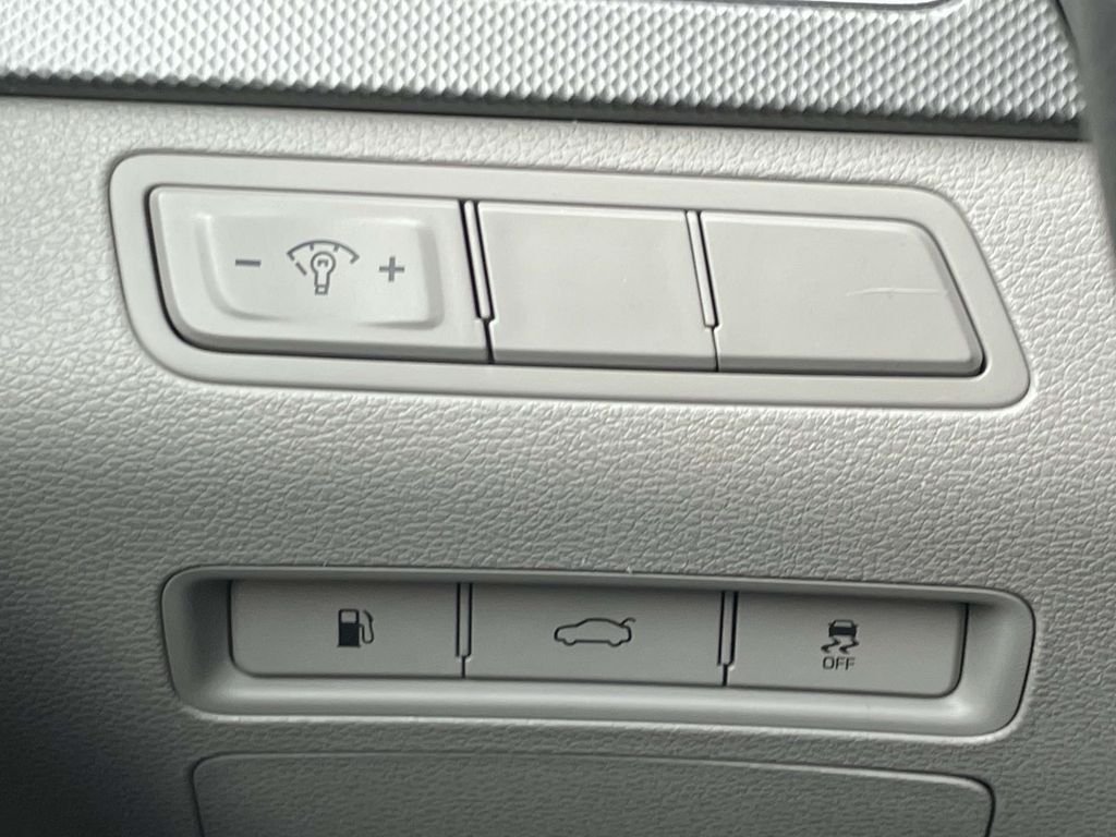 Used 2017 White Hyundai Base image 17