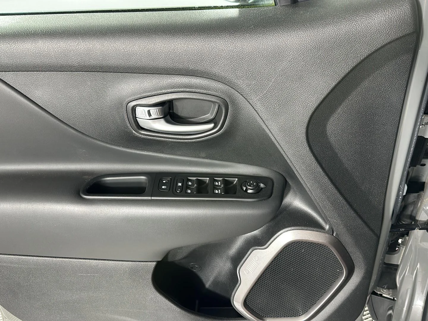Used 2022 Sting-Gray Clearcoat Jeep Latitude image 16