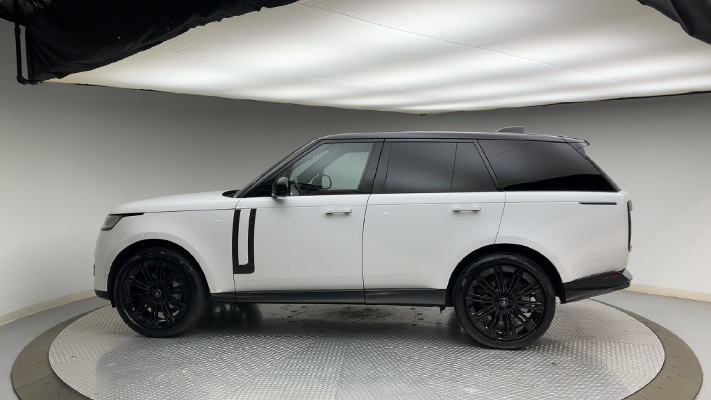 Used 2025  Land Rover SE image 5
