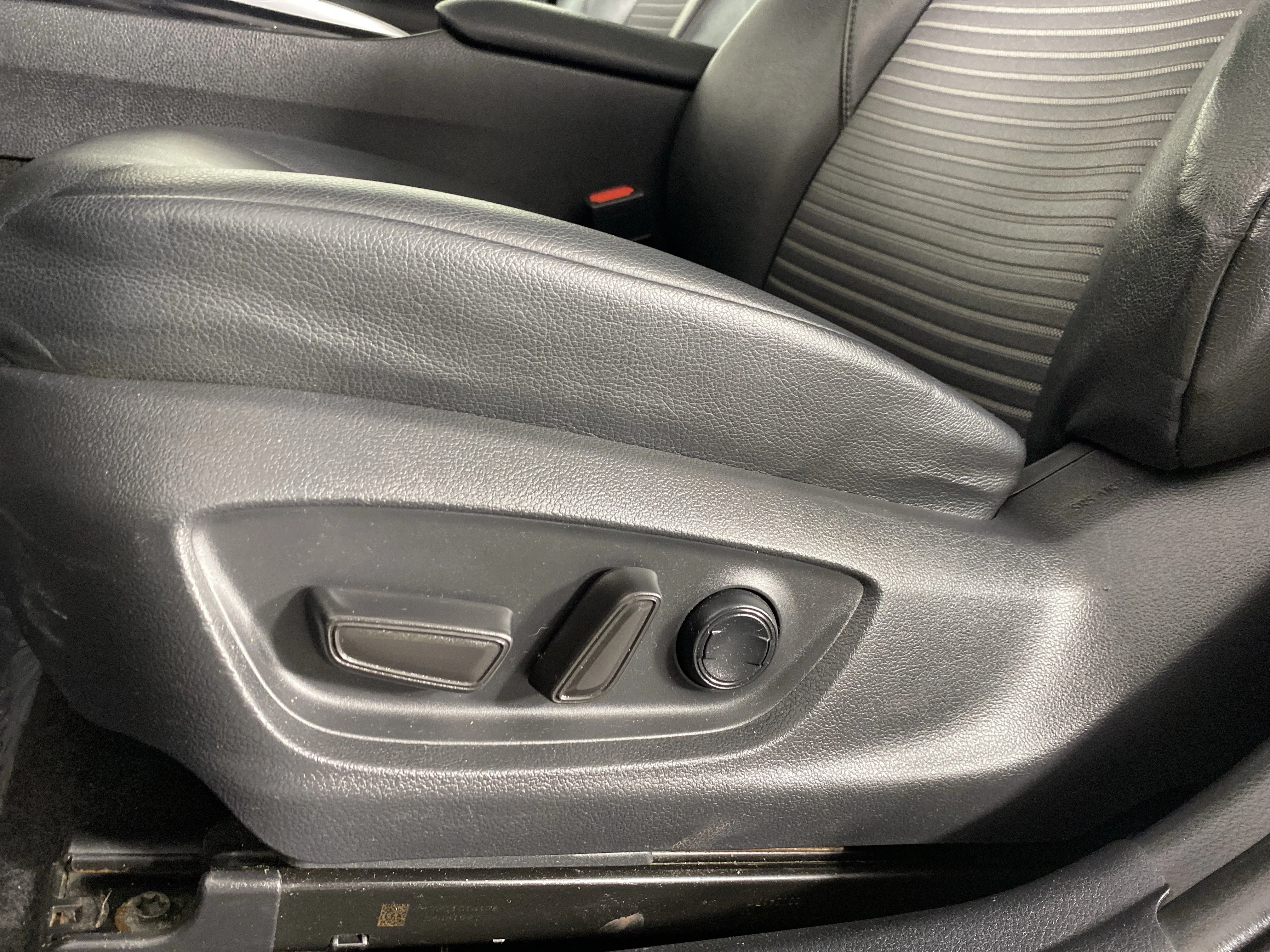 Used 2018 Super White Toyota SE image 17