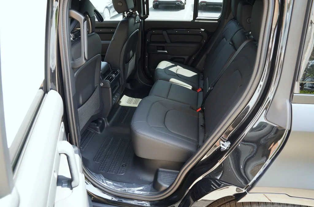 New 2026 Santorini Black Land Rover X-Dynamic SE image 33