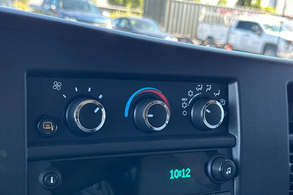 2024 Chevrolet Express Passenger LT - Photo 21