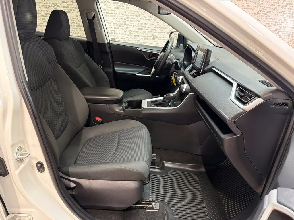 Used 2022 White Toyota LE image 10