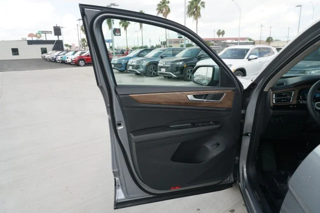 New 2026 Silver Mist Metallic Volkswagen 2.0T SE w/Technology image 13