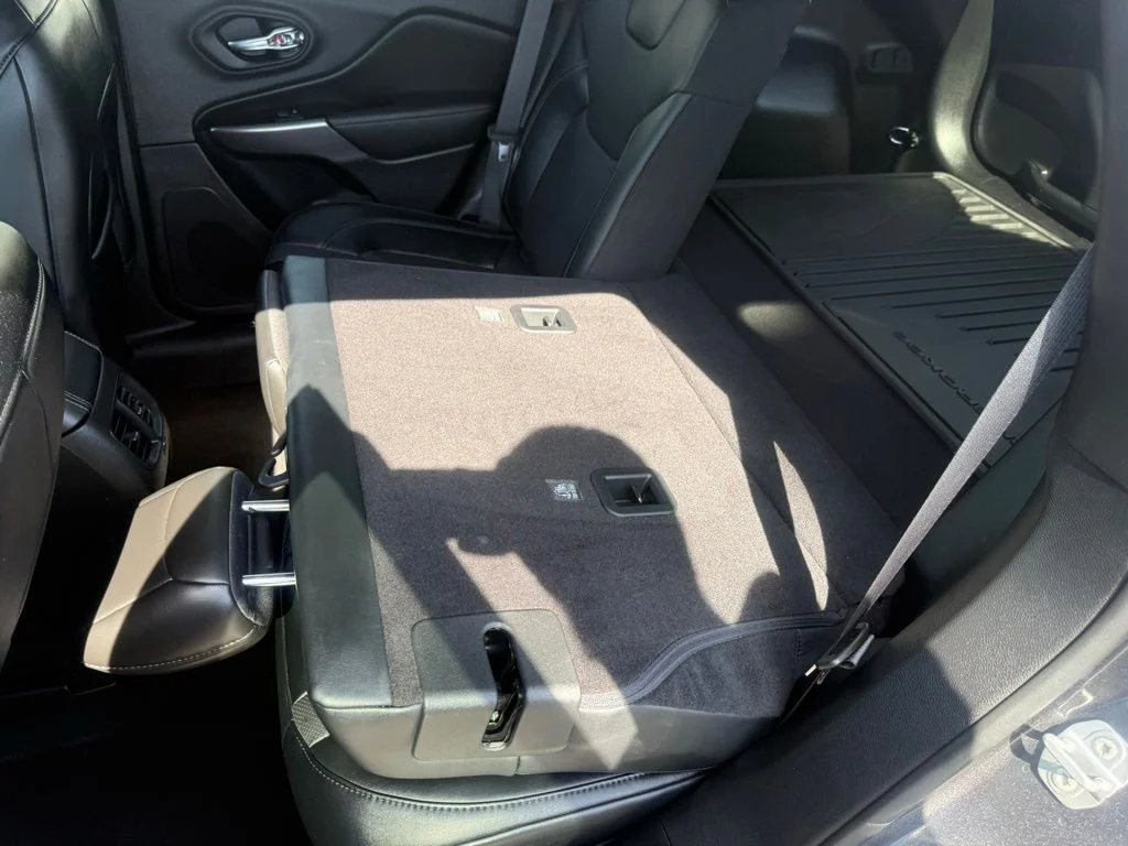 Used 2022 Gray Jeep Latitude Lux image 31