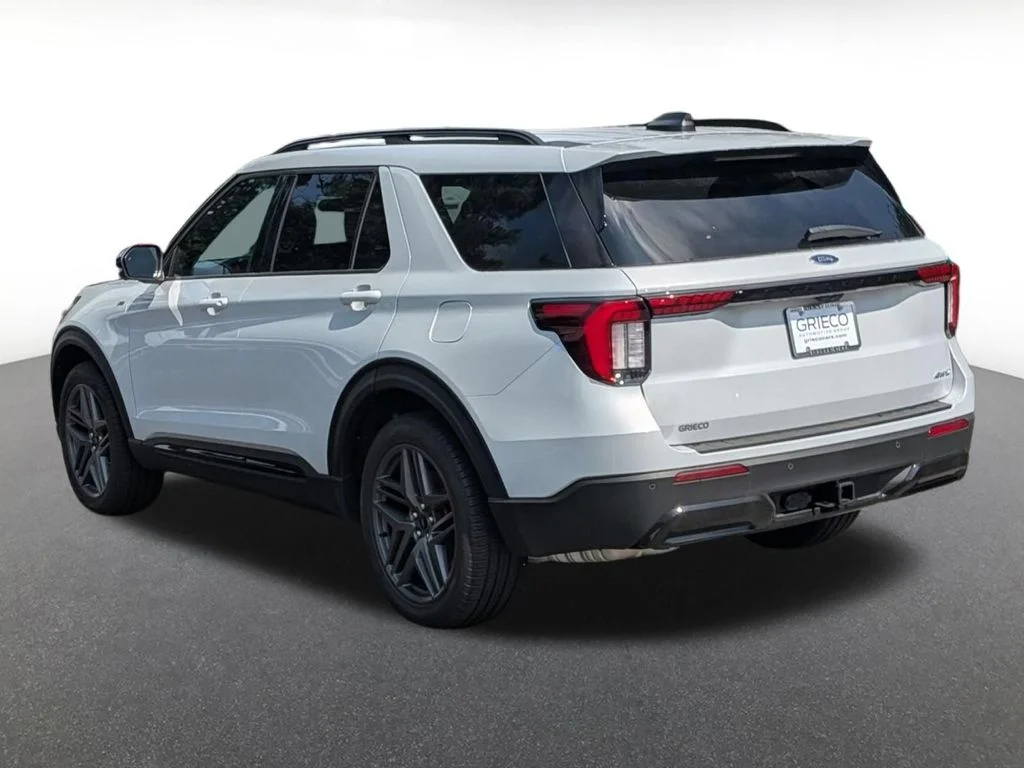 New 2026 Space White Metallic Ford ST-Line image 5