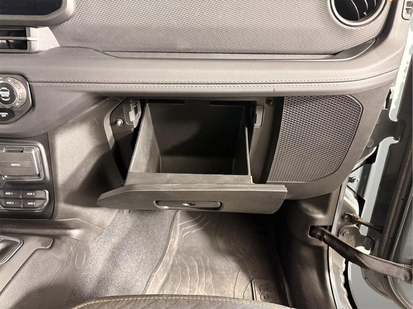 Used 2024 Anvil Clear Coat Jeep Mojave image 25