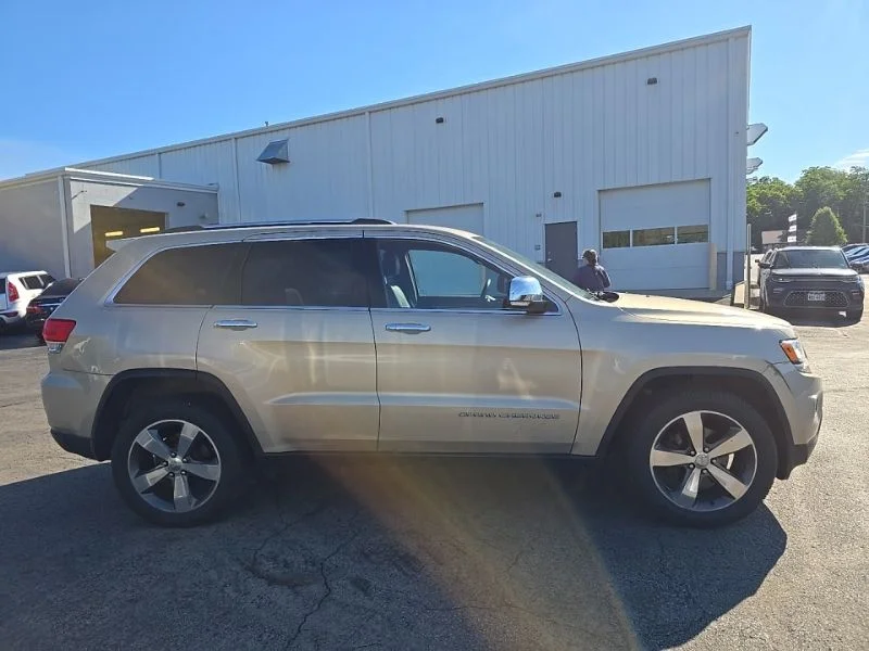 Used 2014 Beige Jeep Limited image 9
