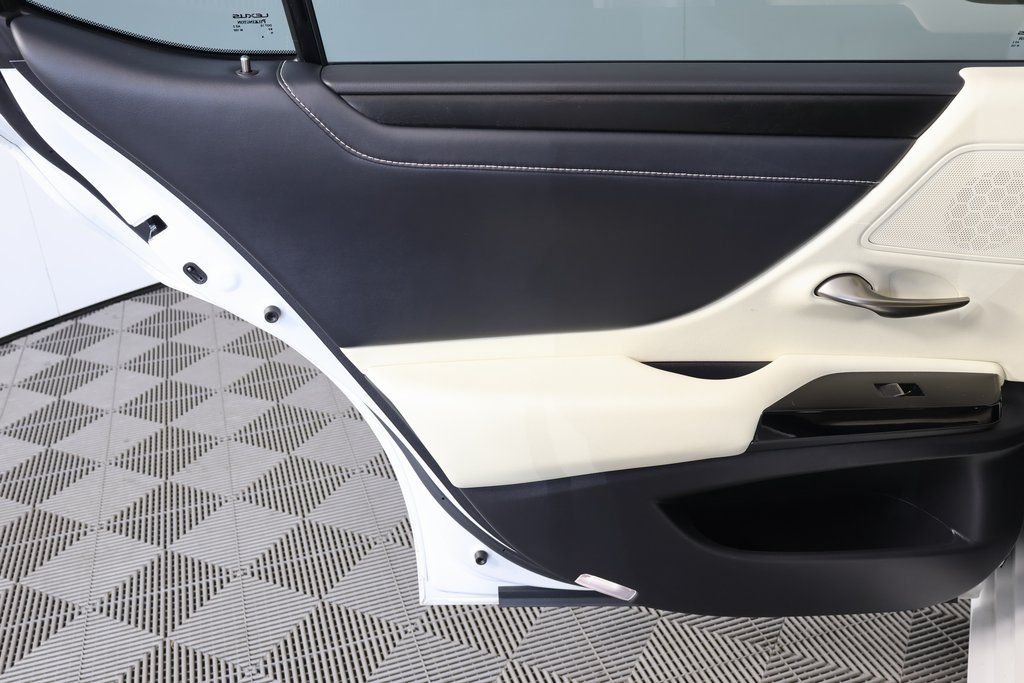 Used 2022 White Pearl Lexus 300h image 13