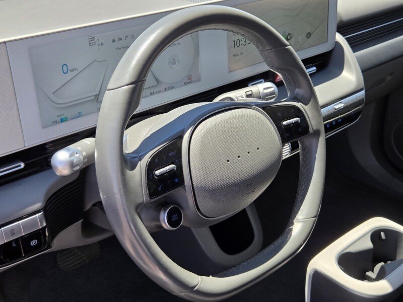 Used 2023 White HYUNDAI SE RWD image 18
