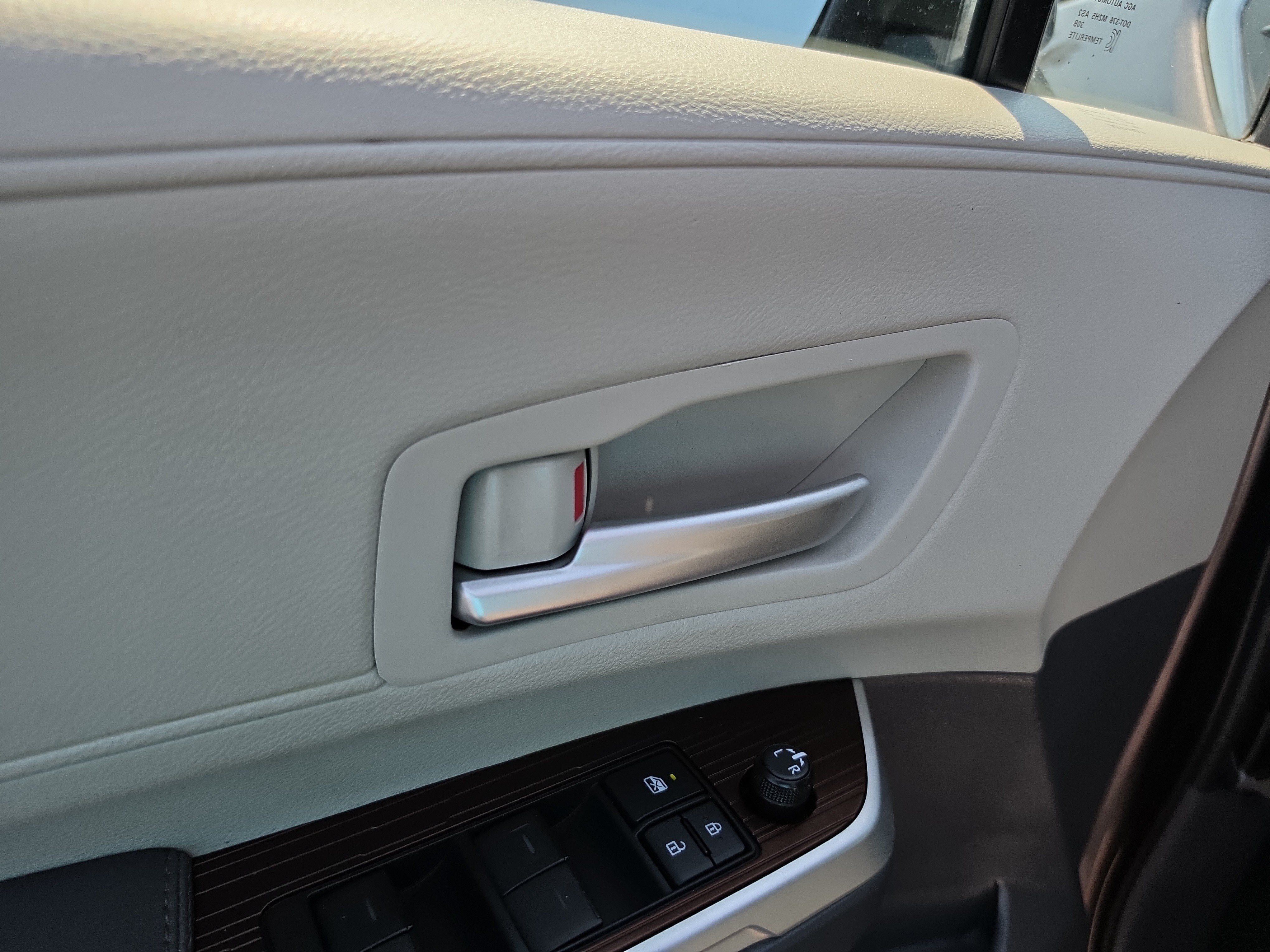 Used 2022 Sunset Bronze Mica Toyota XLE image 19