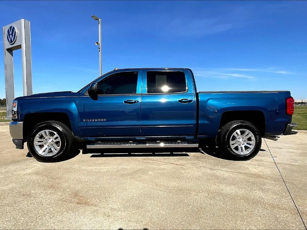 Used 2018 Blue Chevrolet LT image 5