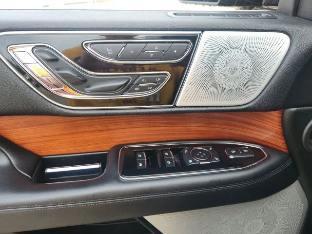 Used 2019 Black Lincoln Reserve image 26