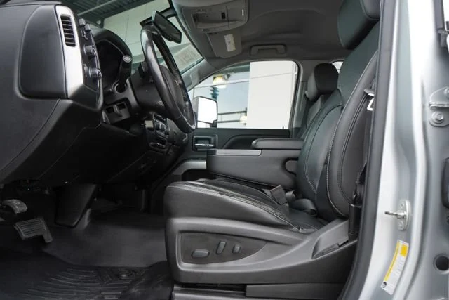 Used 2018 SILVER ICE METALLIC Chevrolet LT image 24