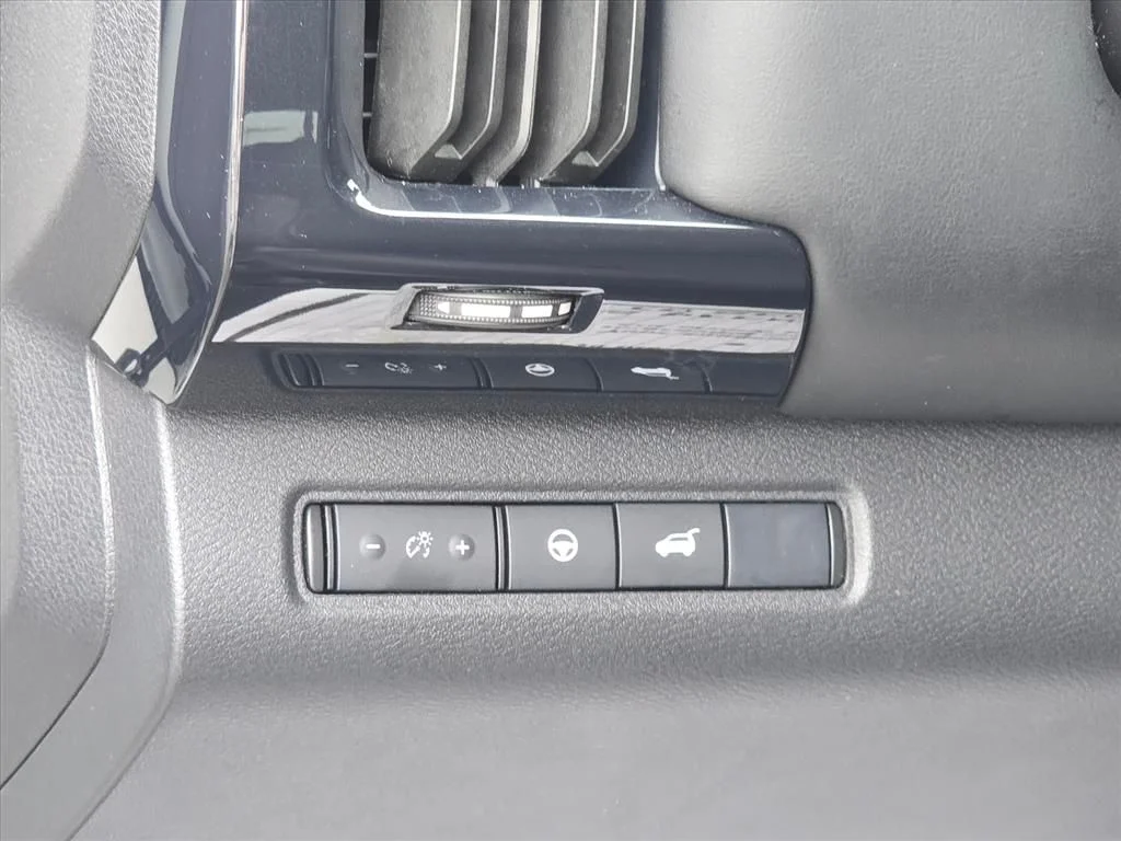 Used 2025 White Nissan SV image 8