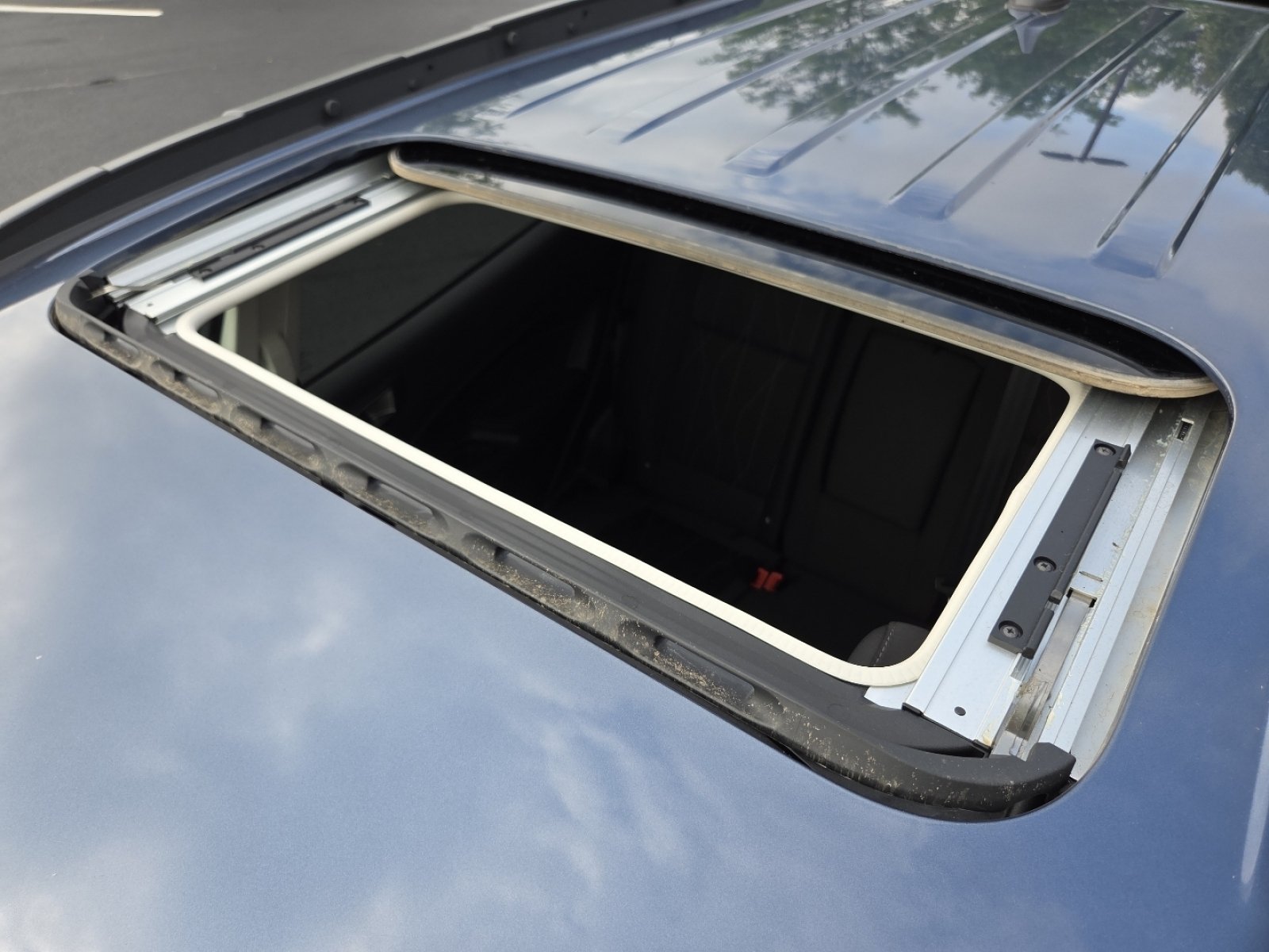Used 2022 Blue Metallic Ford SE image 3