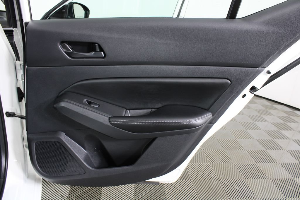 Used 2025 White Nissan 2.5 SV image 9