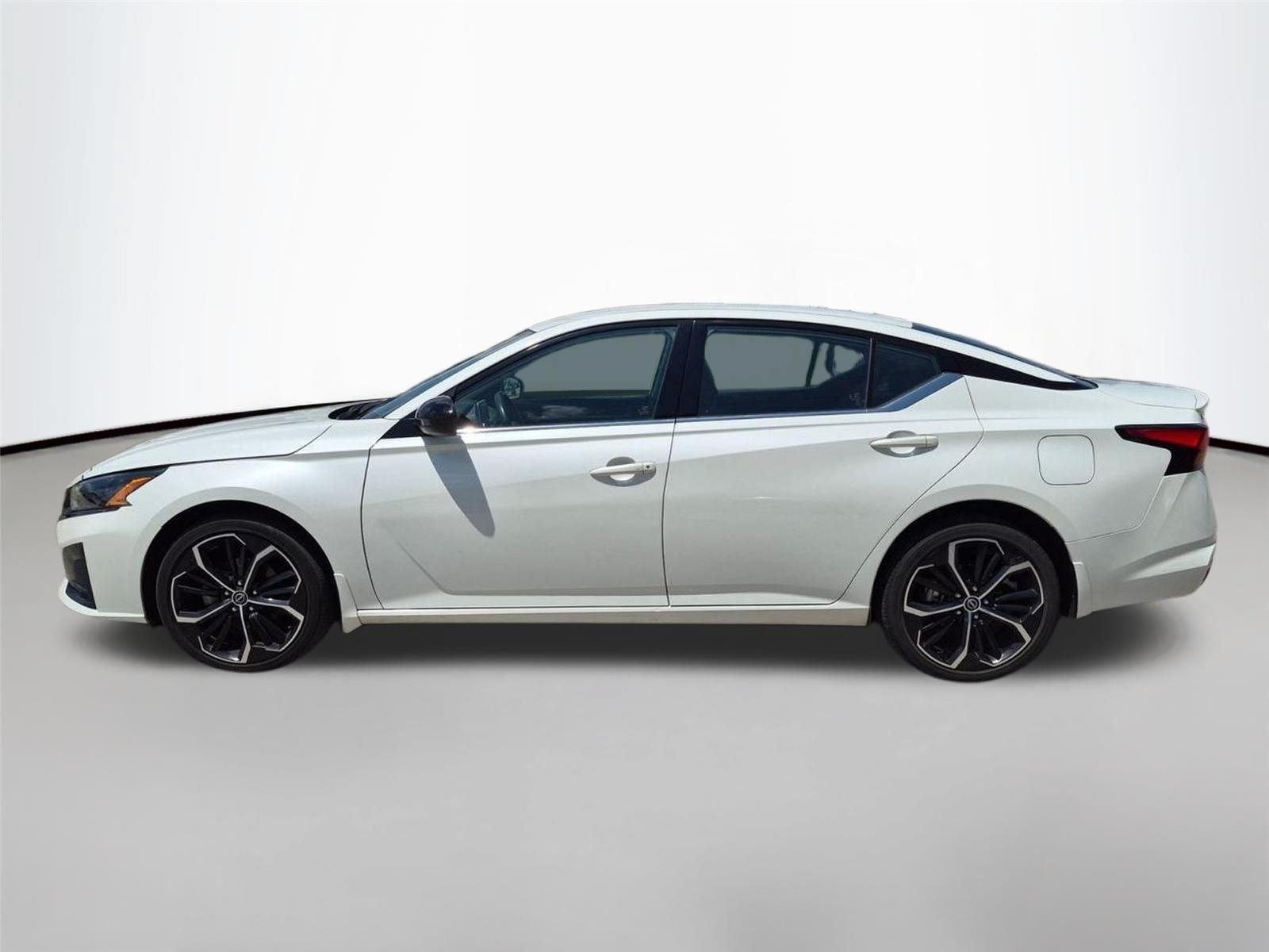 Used 2023 Glacier White Nissan 2.5 SR image 6