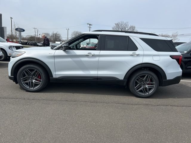 New 2026 Space White Metallic Ford ST-Line image 4