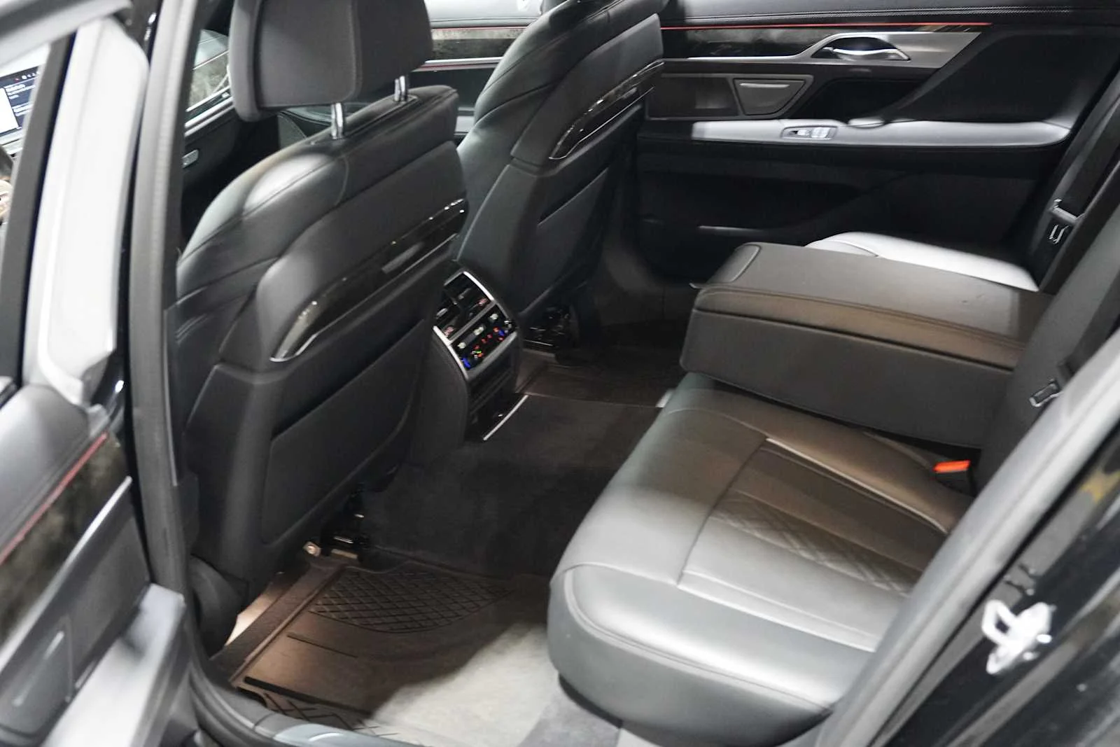 Used 2020 Black Sapphire Metallic BMW 740i xDrive image 24