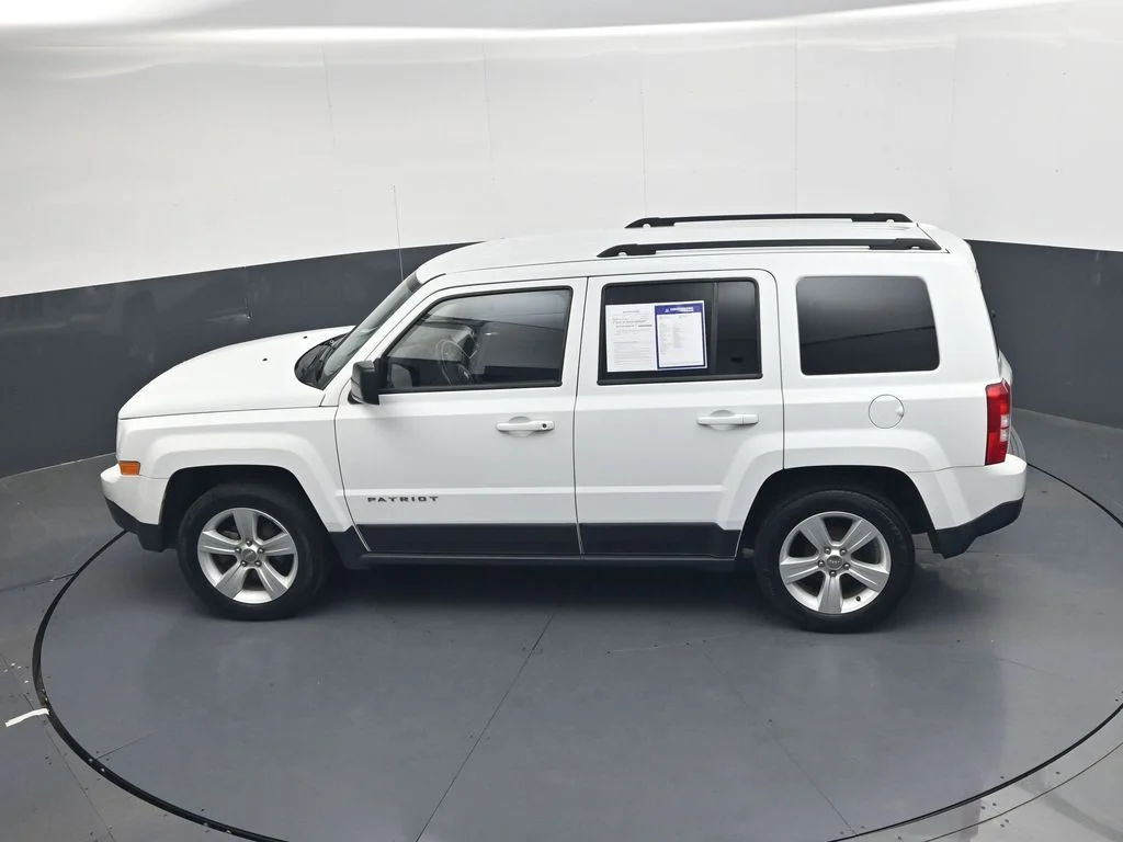 Used 2015 Bright White Clearcoat Jeep Latitude image 24