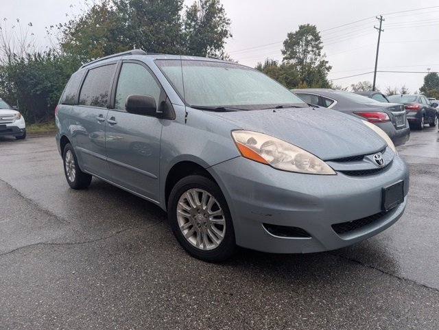 2009 Toyota Sienna LE photo 2