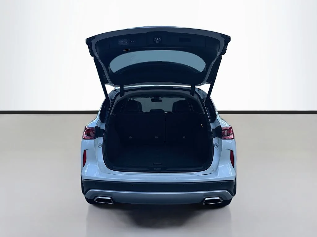 Used 2023 White INFINITI LUXE image 9