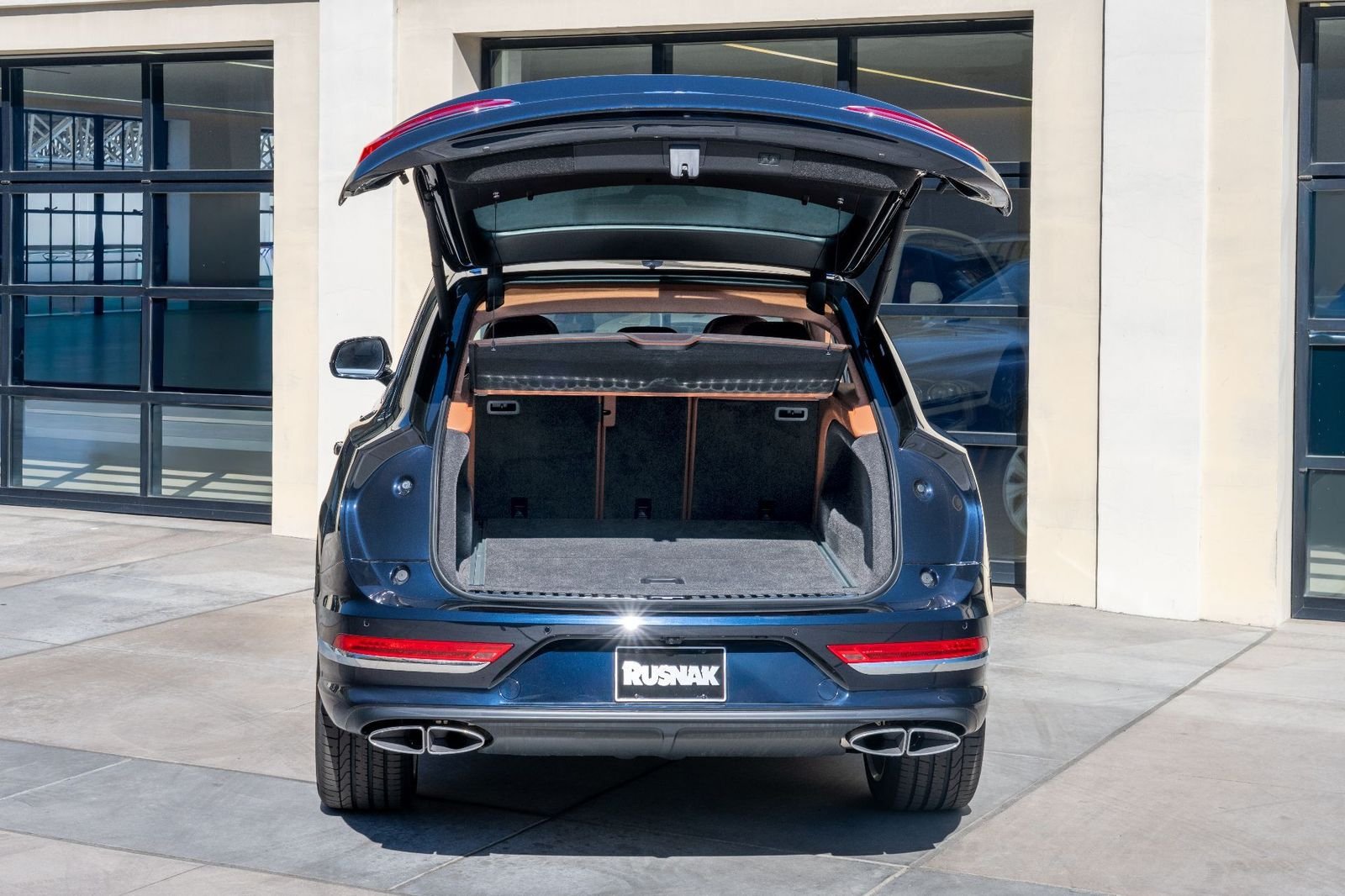 2024 Bentley Bentayga Azure - Photo 11