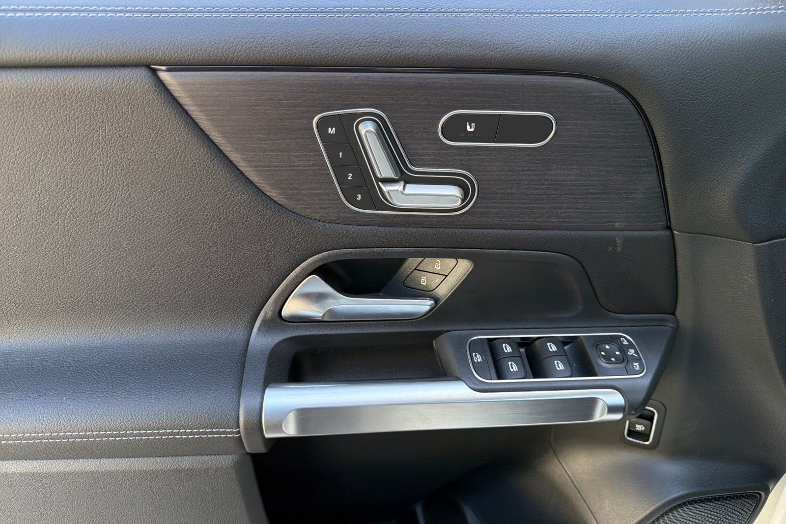 New 2026 Polar White Mercedes-Benz GLB 250 image 20