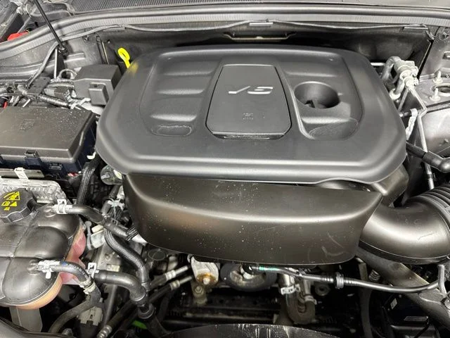 Used 2020 Billet Silver Metallic Jeep Laredo image 9