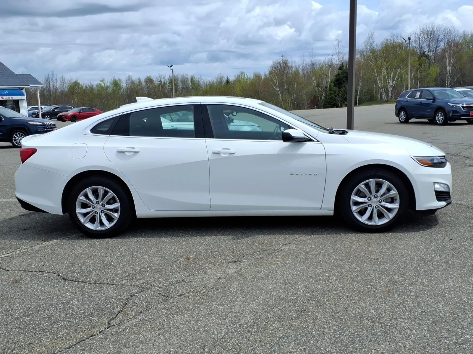 Used 2024 Summit White Chevrolet LT image 4