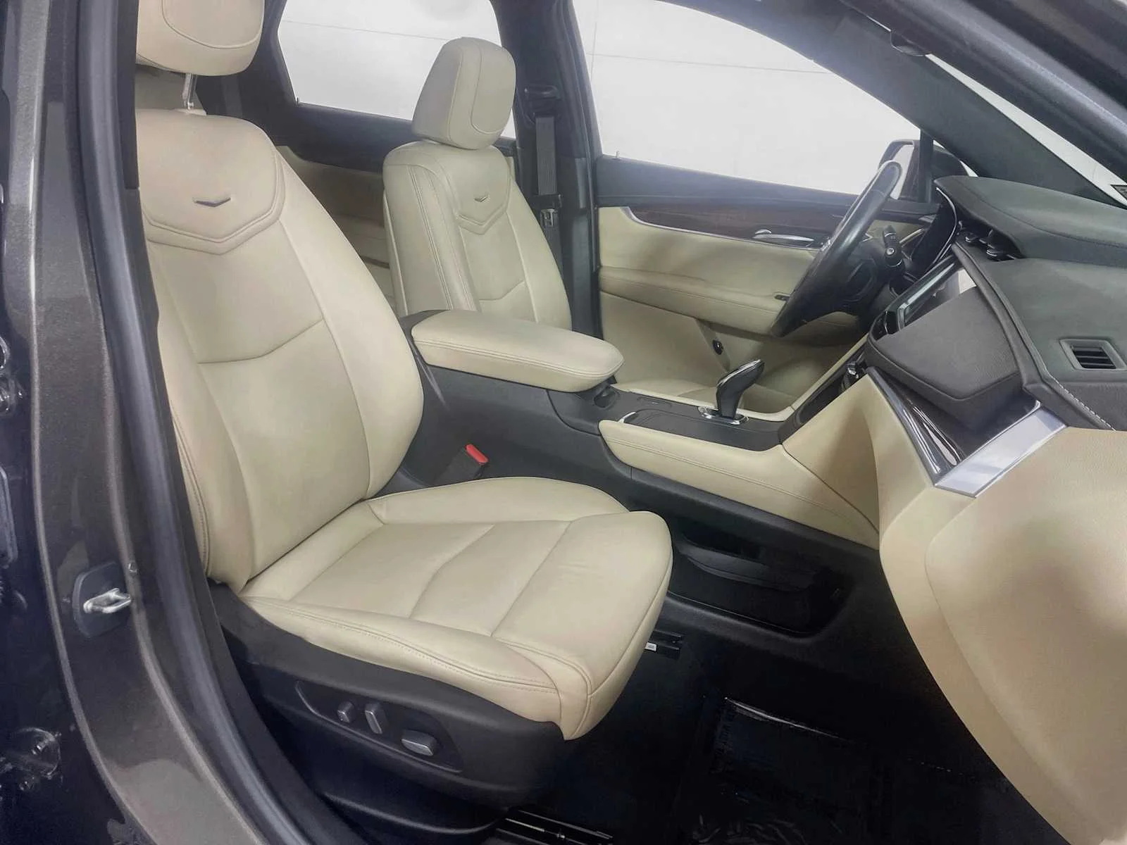 Used 2019 Dark Mocha Metallic Cadillac Luxury FWD image 28