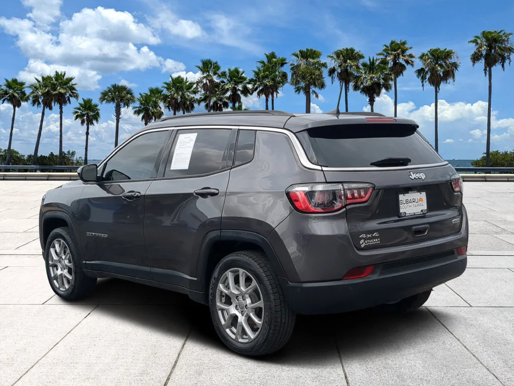 Used 2022 Gray Jeep Latitude Lux image 4