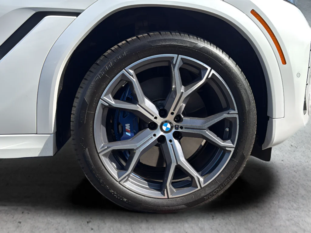 Used 2024 White BMW M60i image 27