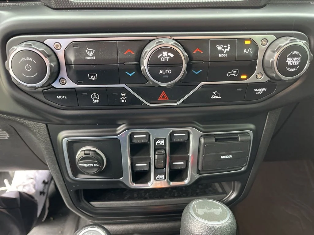 Used 2023 Silver Jeep Altitude image 24