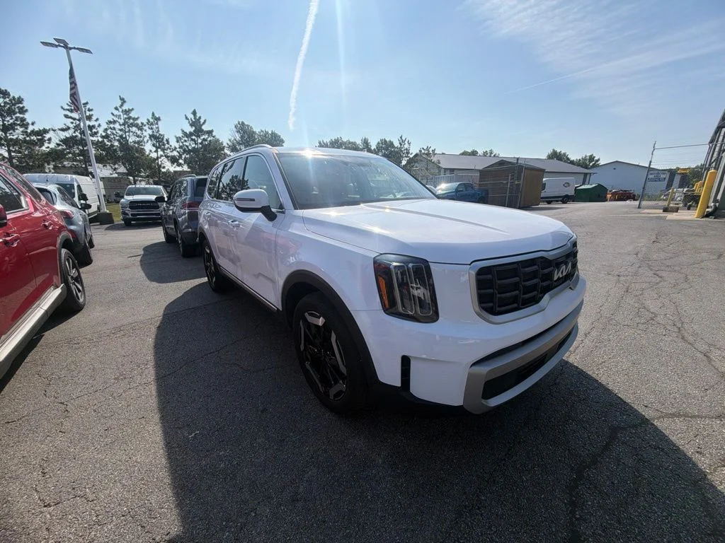 Used 2025 White Kia S image 6