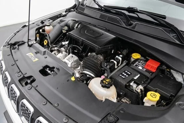 Used 2024  Jeep Limited image 14