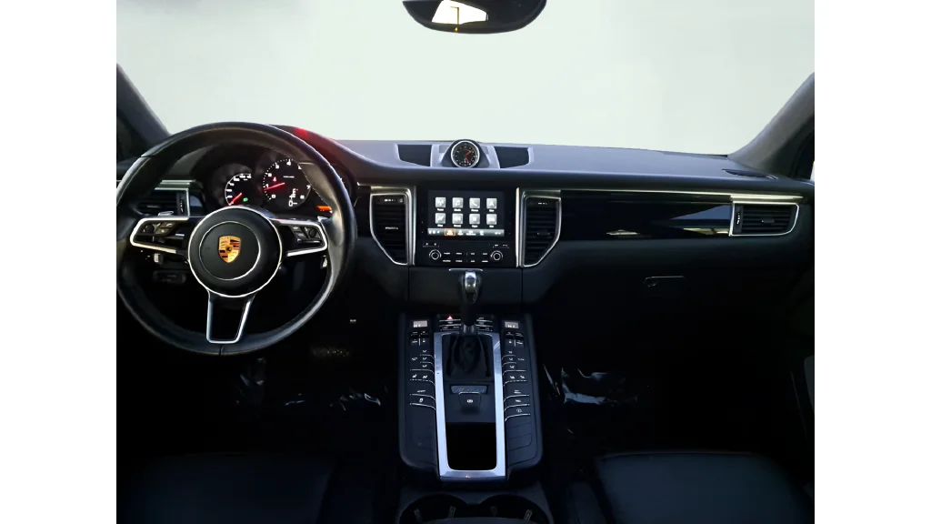 Used 2018  Porsche Base image 19